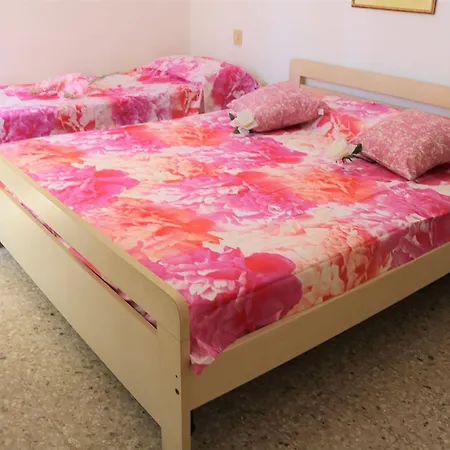 Luminous Flat Near The * Μπιμπιόνε